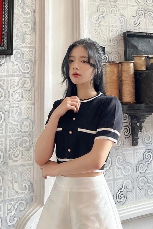 Áo đen viền trắng Tí Ngoan