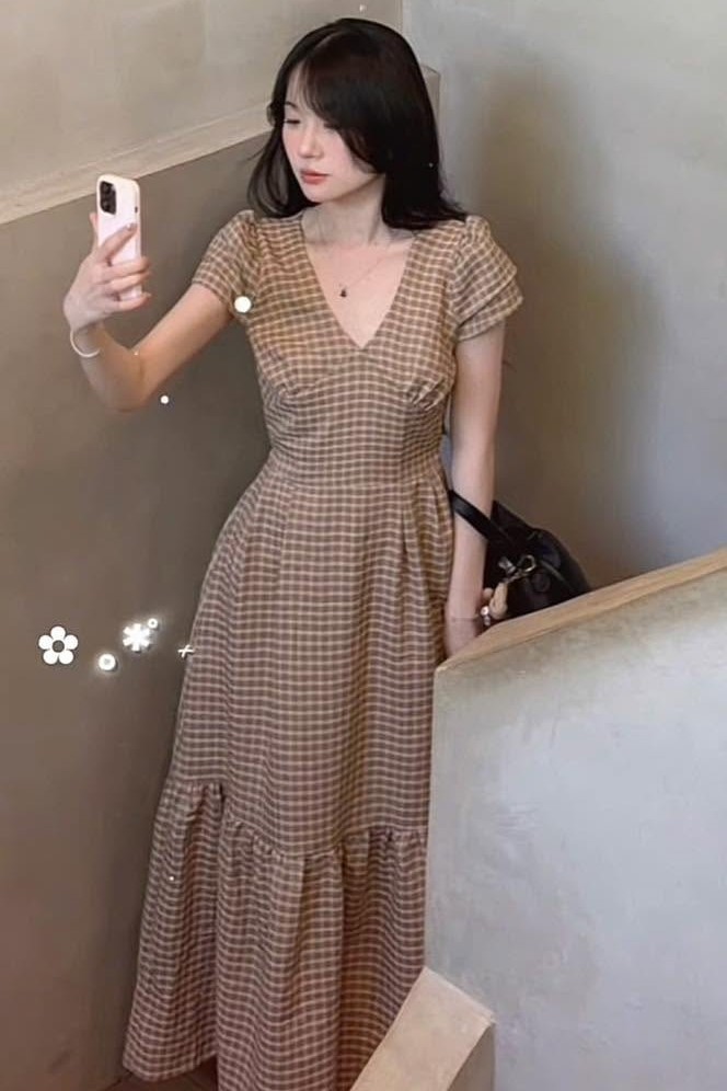 Julie House-Đầm nâu kẻ sát nách