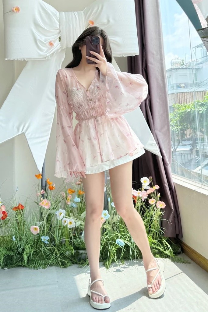 Đầm voan hồng hoa cúc cài đá