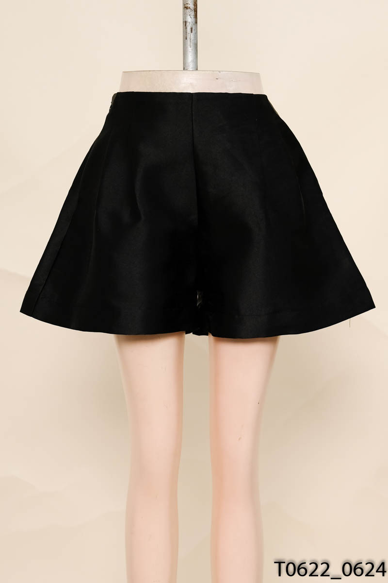 Quần short đen xếp ly
