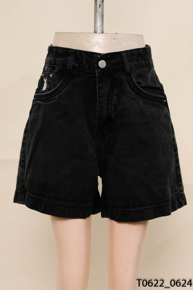 Quần short jeans đen thêu hình
