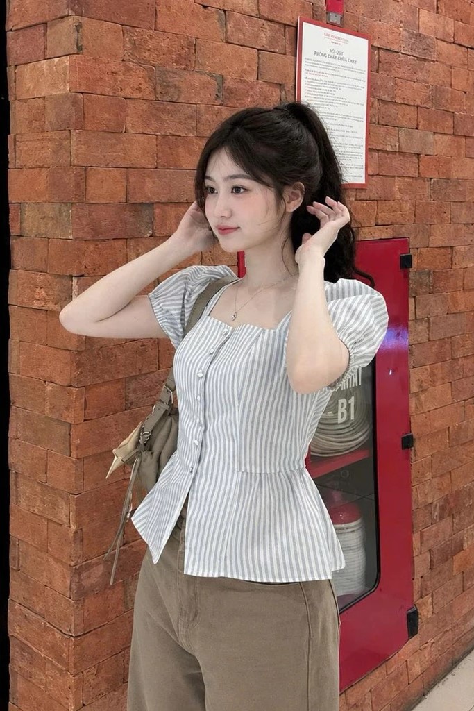 HUYEN LUCIE- Áo cổ vuông trắng kẻ sọc đen New Tags