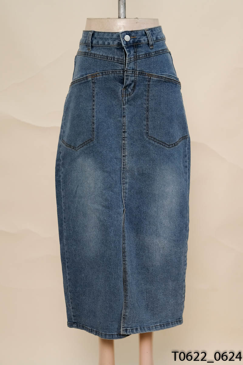 Chân váy jeans xanh xẻ trước