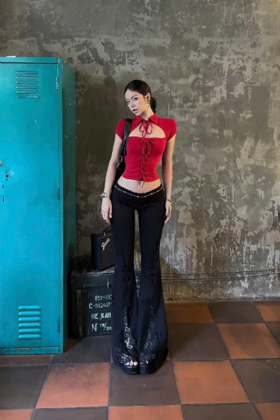 Quần ống loe đen phối ren