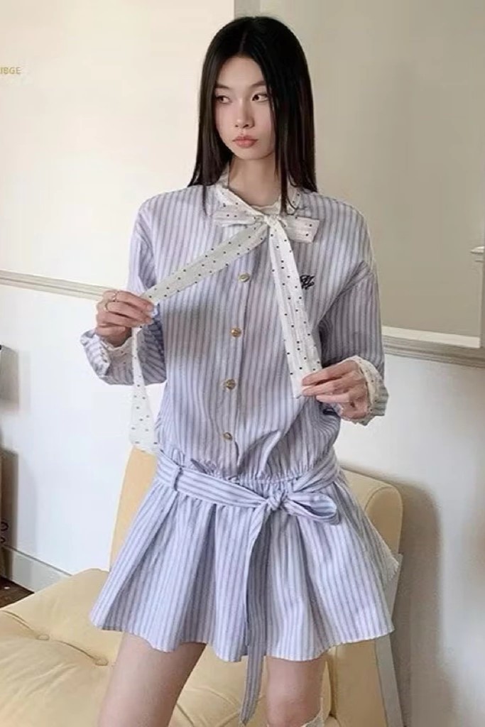 Đầm sơ mi xanh kẻ trắng