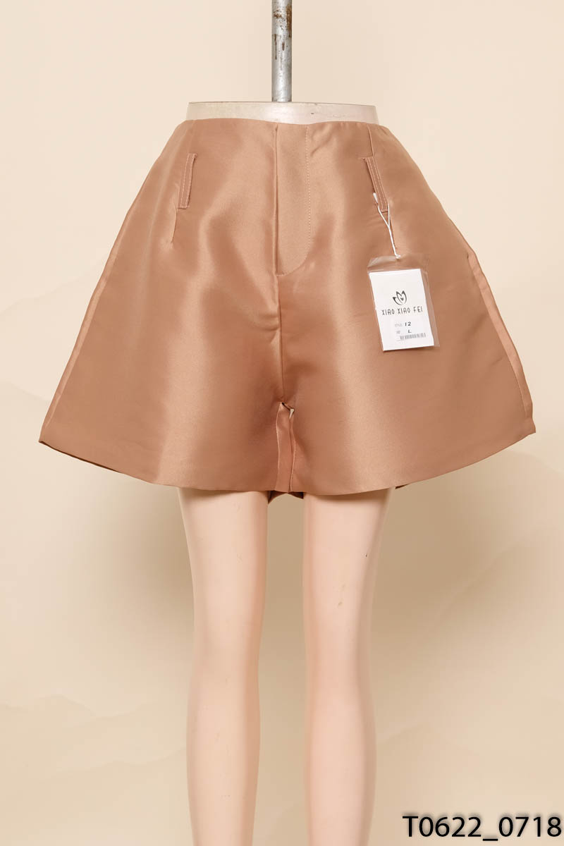 Quần shorts vàng New Tags