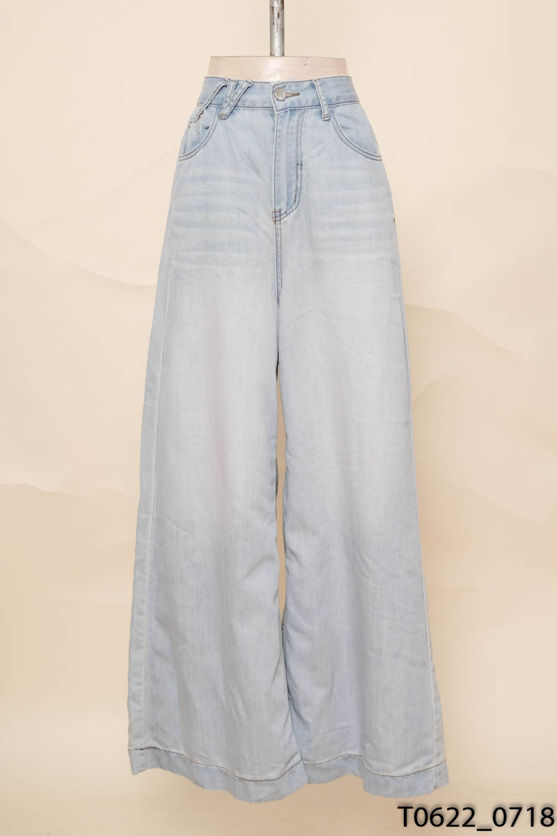Quần jeans xanh ống rộng
