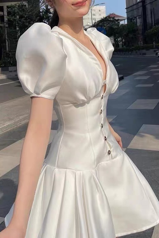 BLISS SHOP - Đầm trắng dáng suông đuôi xếp ly