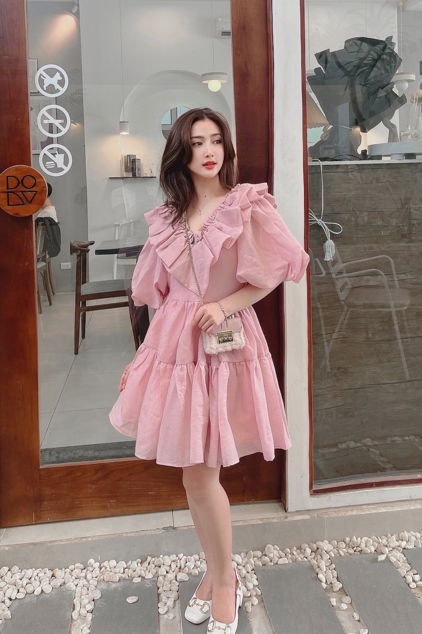 Đầm hồng voan cổ V