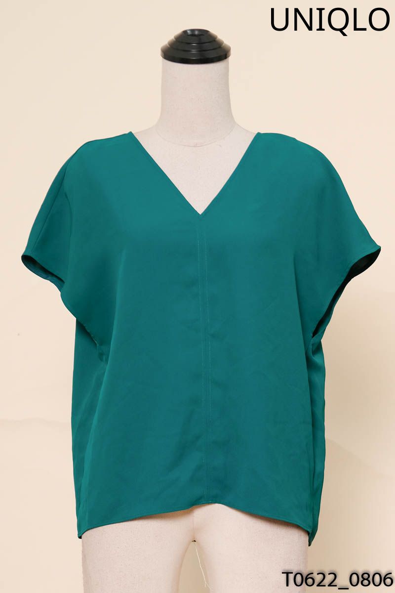 Áo xanh tay hến cổ V Uniqlo
