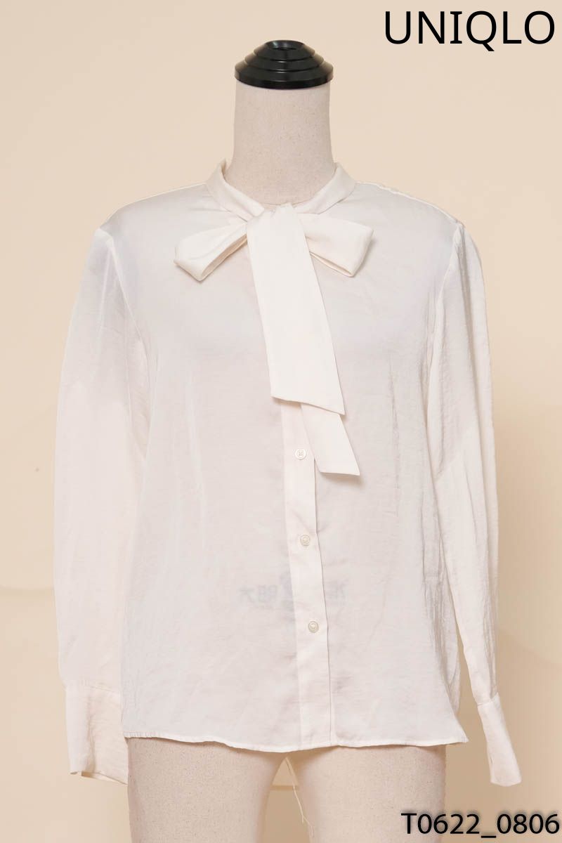 Áo sơ mi be cổ tròn Uniqlo