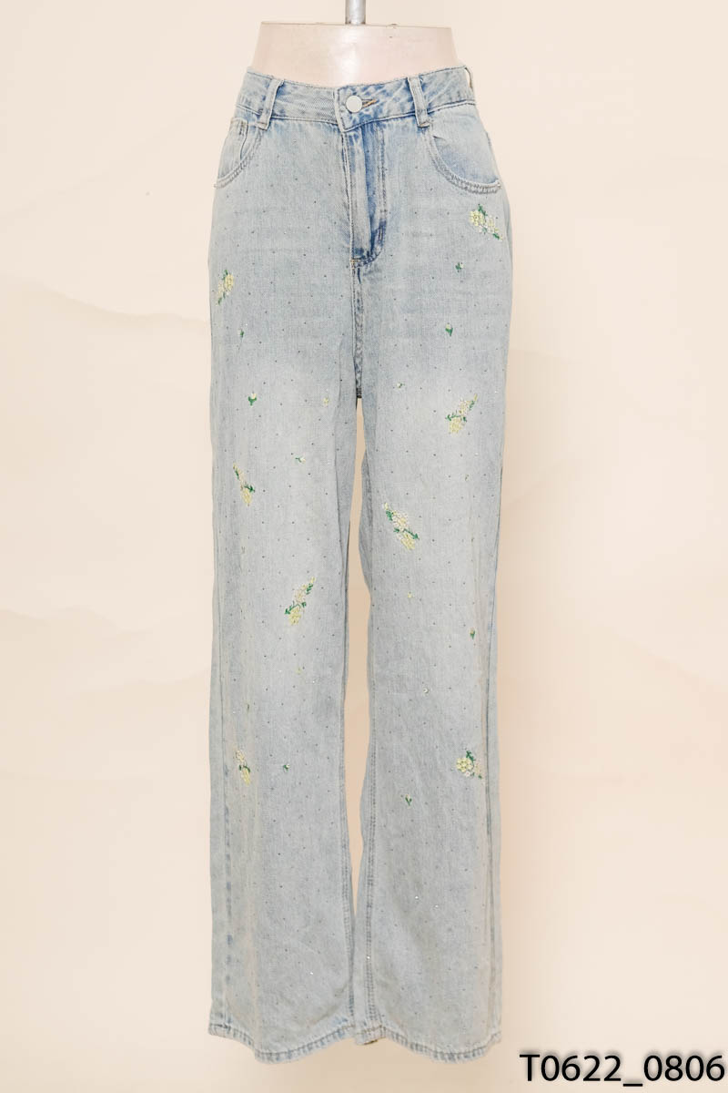 Quần jeans xanh đính đá họa tiết