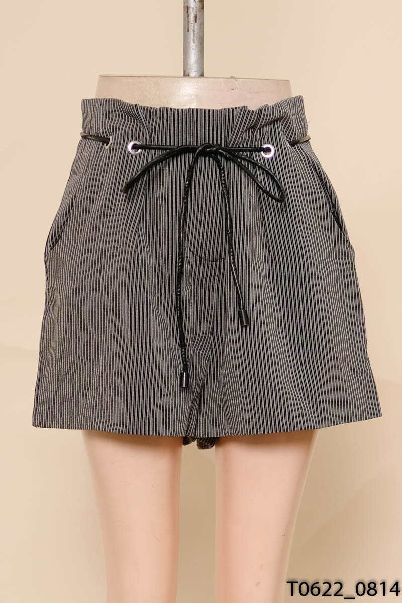 Quần shorts xám kẻ