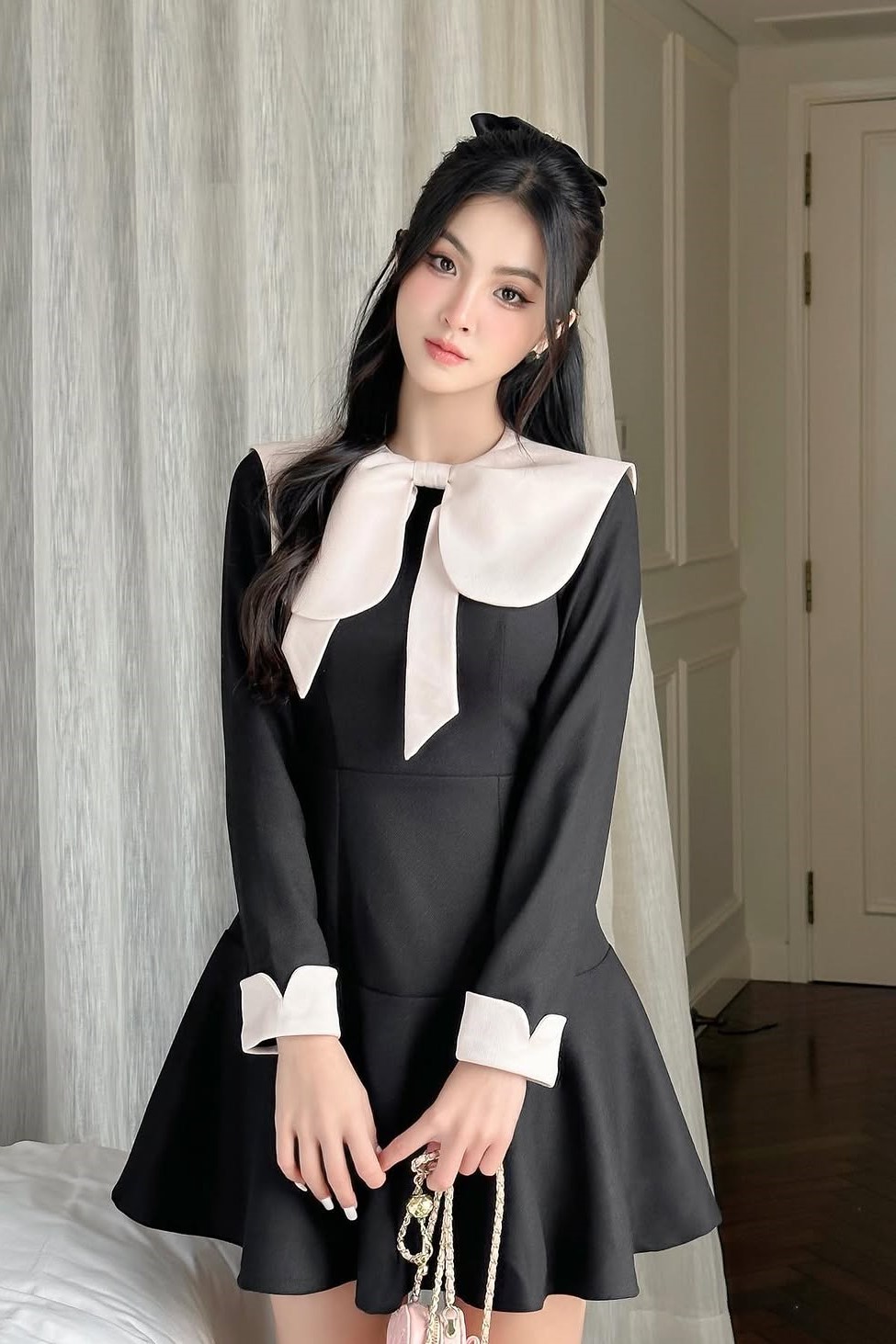 ELYSNIE - Đầm đen dài tay cổ be