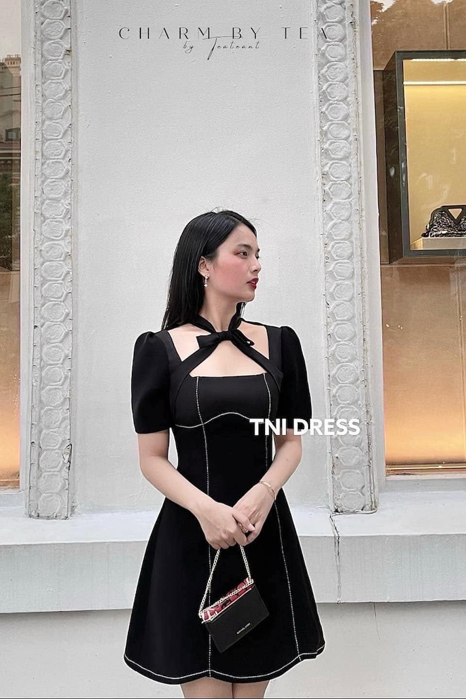 CHARM BY TEA - Đầm đen cổ vuông