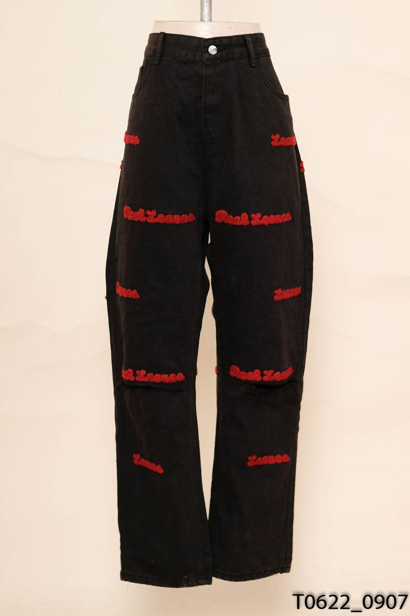 Quần jeans đen họa tiết rách gối