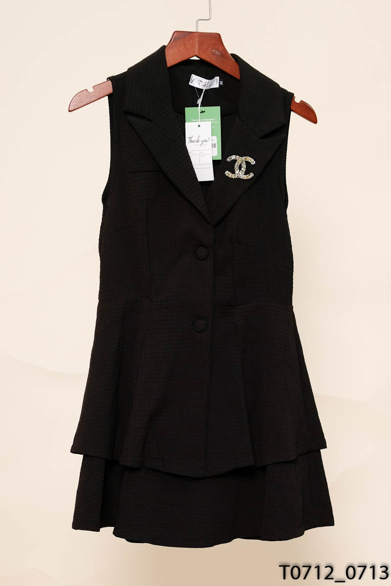 Đầm sát nách đen cổ vest New Tags