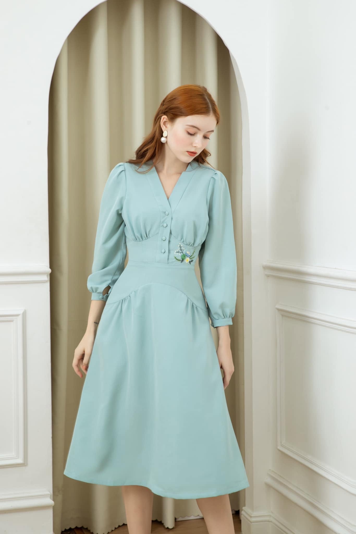 TIELA - Đầm xanh cổ V họa tiết hoa thêu