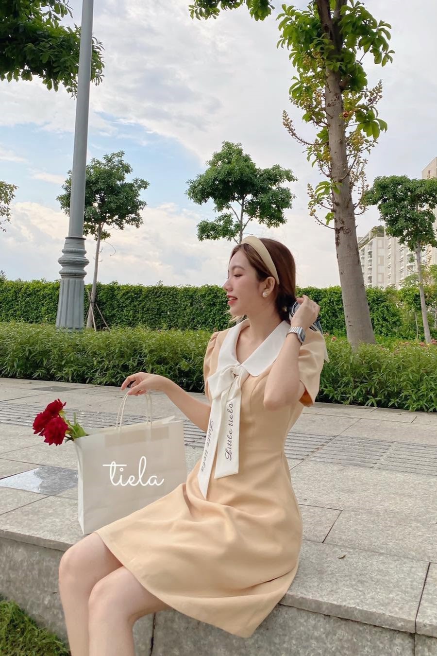 TIELA- Đầm be nơ trắng thêu chữ