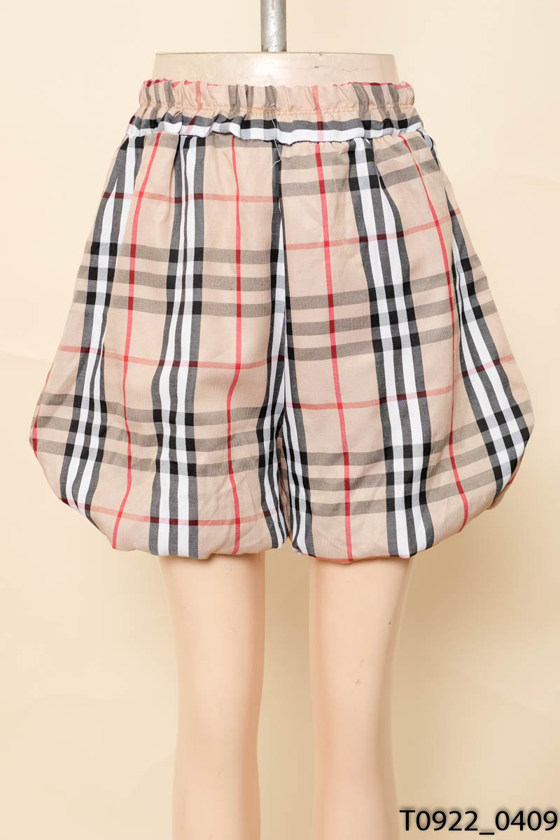 Quần shorts nâu kẻ