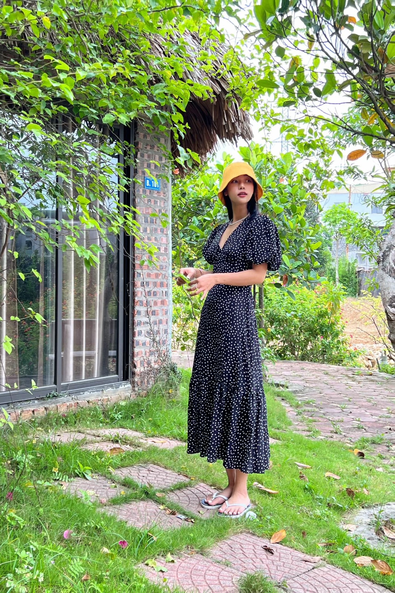 MIN BY ANN. STUDIO- Đầm đen chấm bi đuôi cá