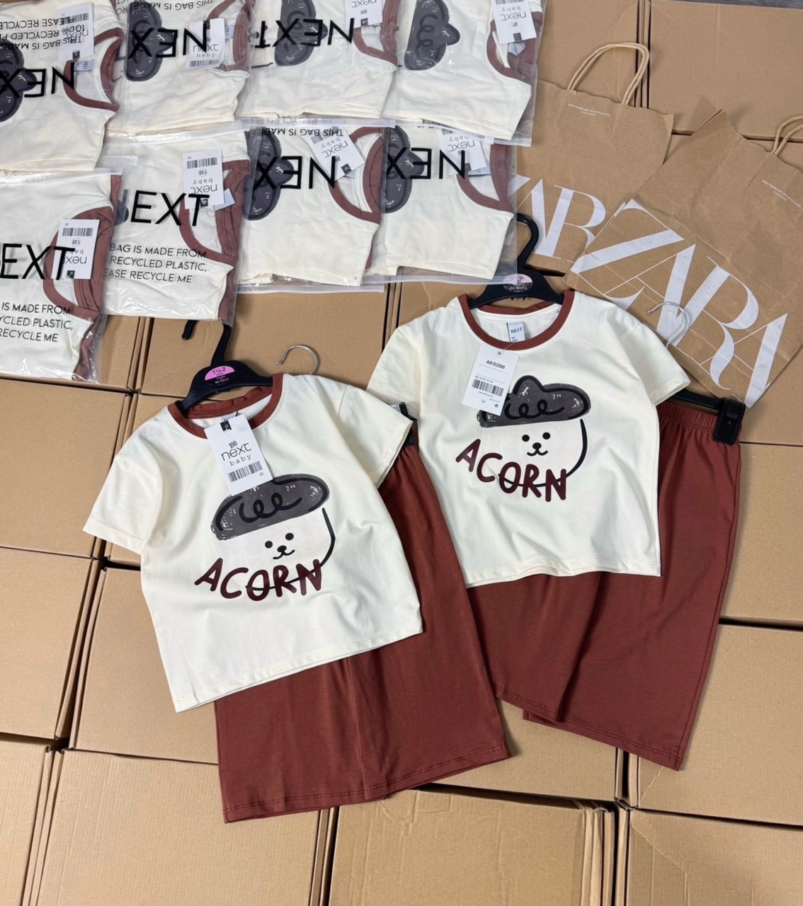 Bộ cộc quần nâu áo be chữ acorn