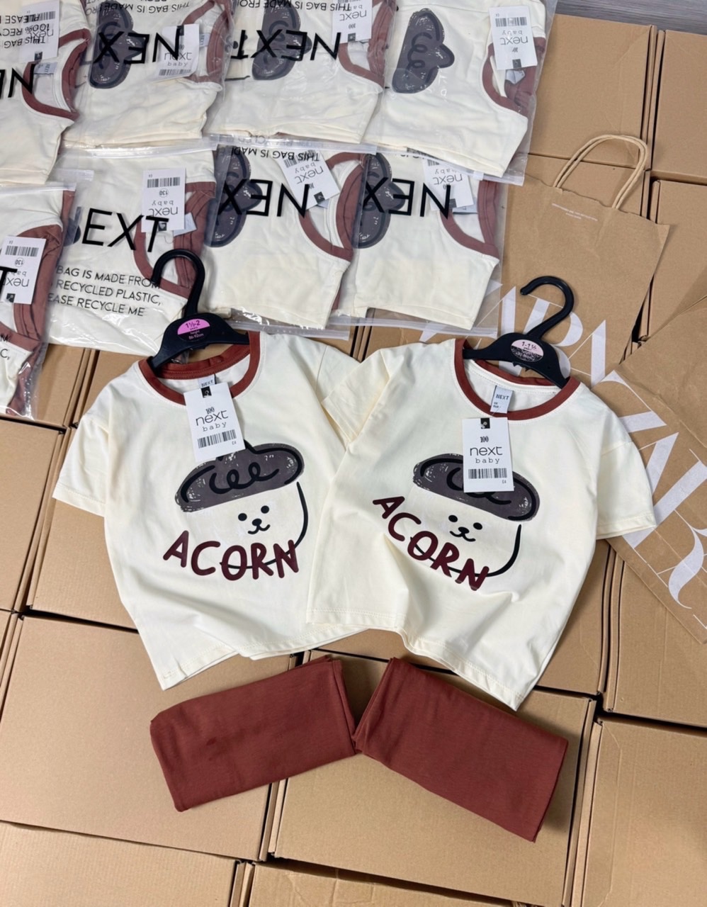 Bộ cộc quần nâu áo be chữ acorn