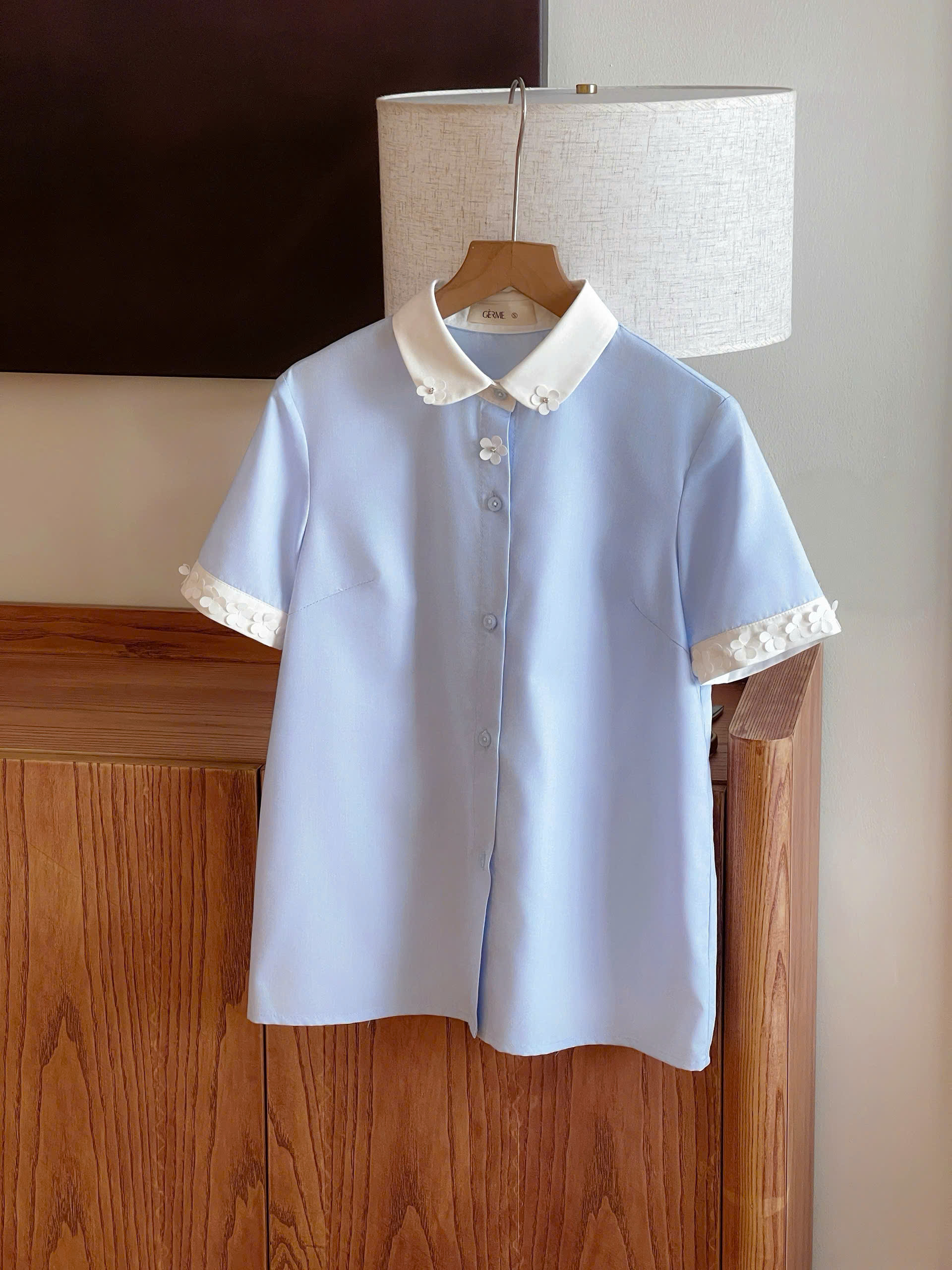 Áo nữ Gerrme AVNH062602 Milta Shirt cổ sen phối trắng,tay bồng phối viền trắng,đính hoa thủ công HC26A08(Y)