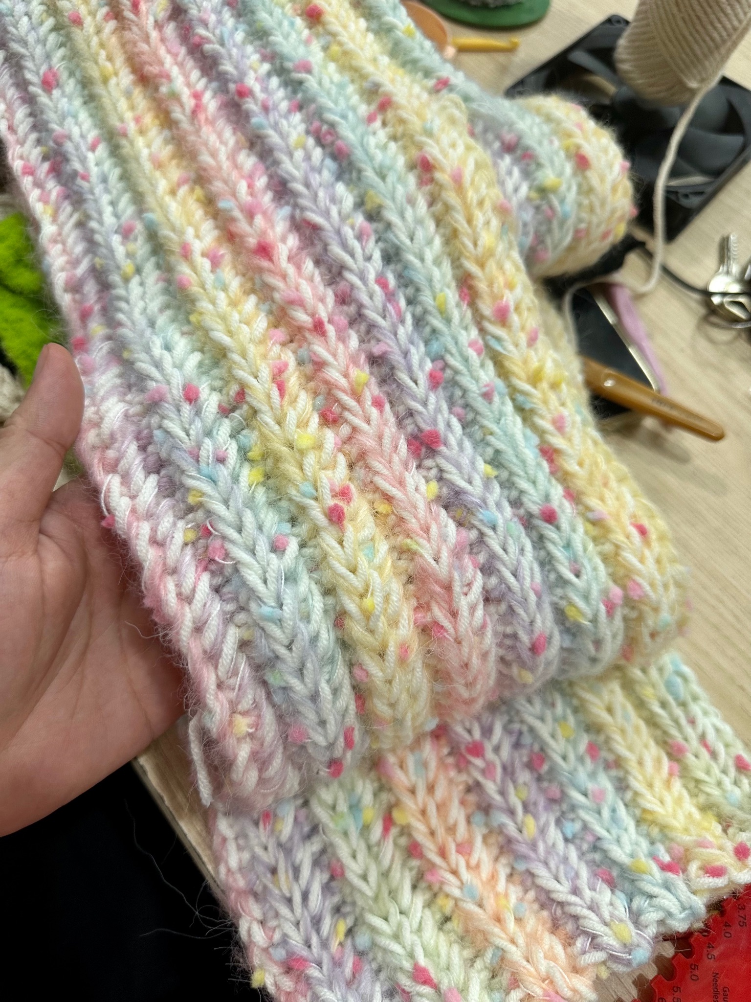 Len mohair pom pom cầu vồng