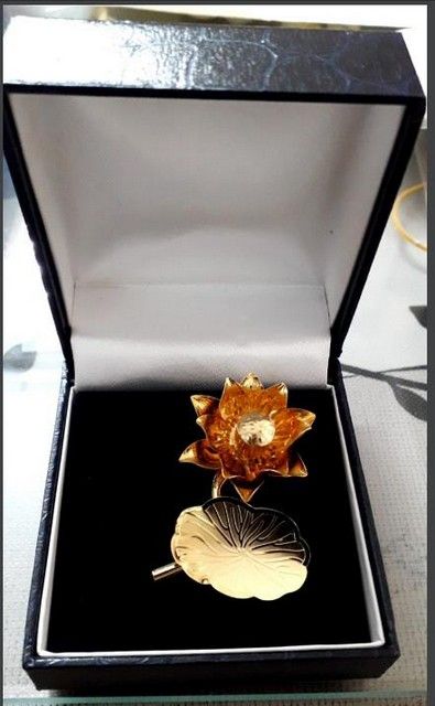 Tiết lộ món quà tinh tế dịp 8/3: Cài áo Hoa Sen mạ vàng 24K
