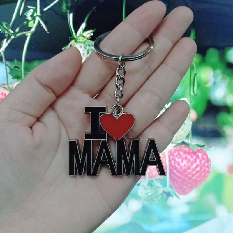 Quà tặng ngày 8/3 đặc biệt cho mẹ yêu với móc khóa I love MAMA