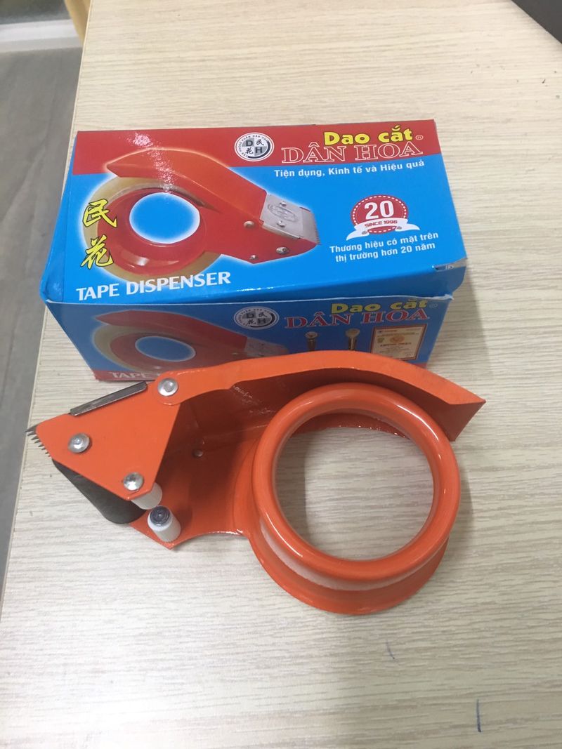 Cắt băng keo Dân Hoa 48mm - 100Y ( lưỡi 5cm, dài 15cm)(HĐ 8%)