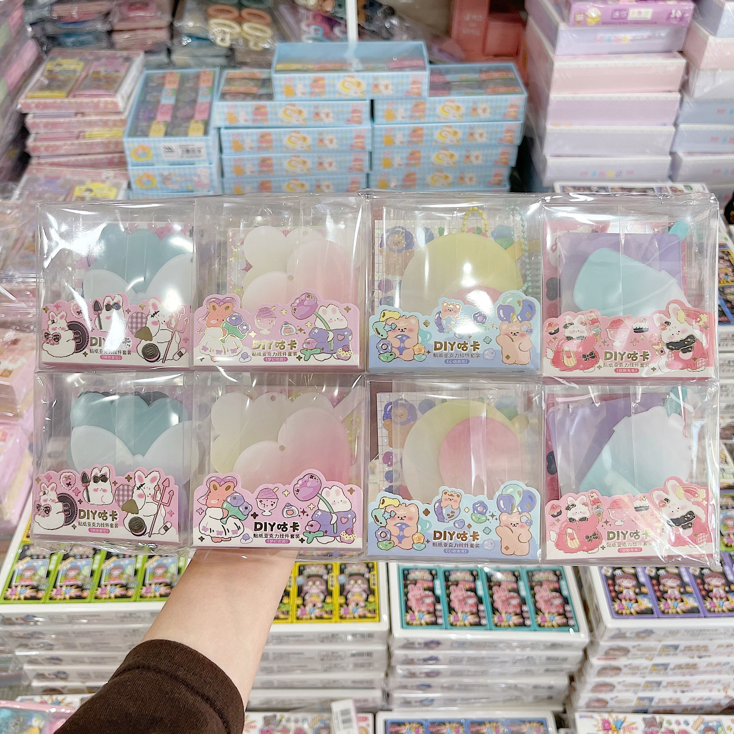 Móc khóa kèm nhíp, sticker hộp nhựa ( hộp 2 cái) - GK2236 (K)