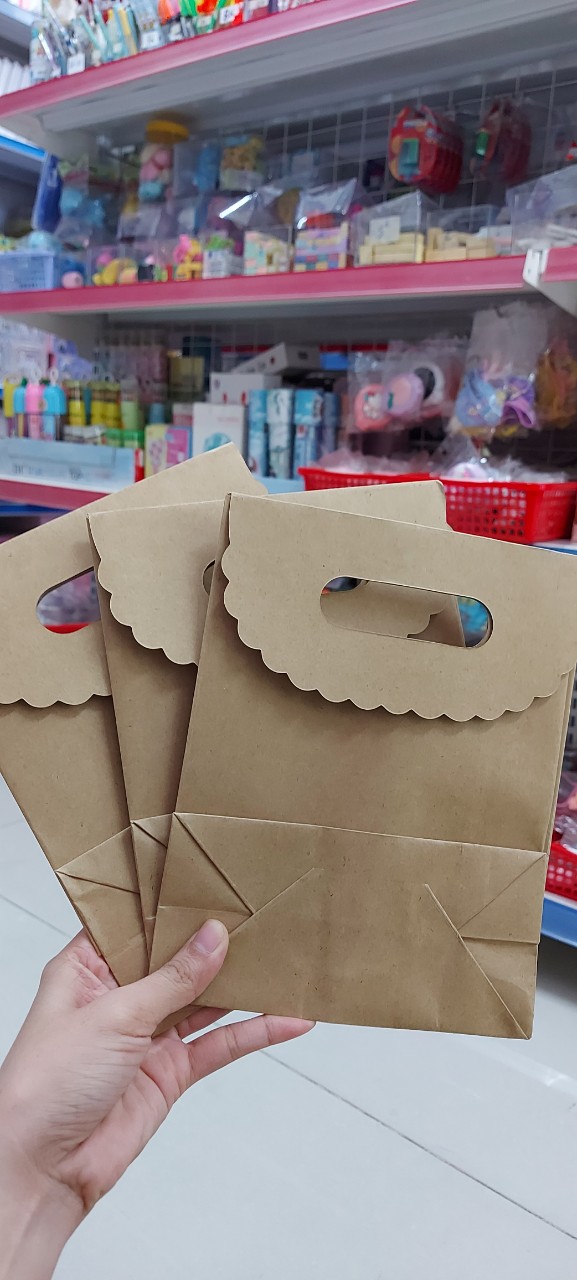Túi xách giấy nắp Kraft 21x16x8 ( xấp 20)