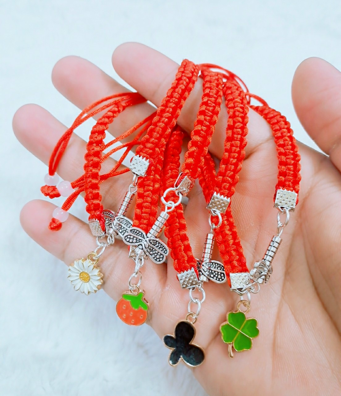 Vòng tay rút gắn charm