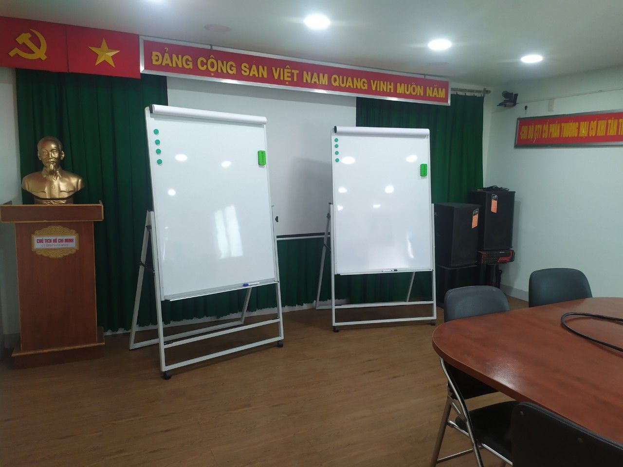 Bảng flipchart 90x120 chân bánh xe