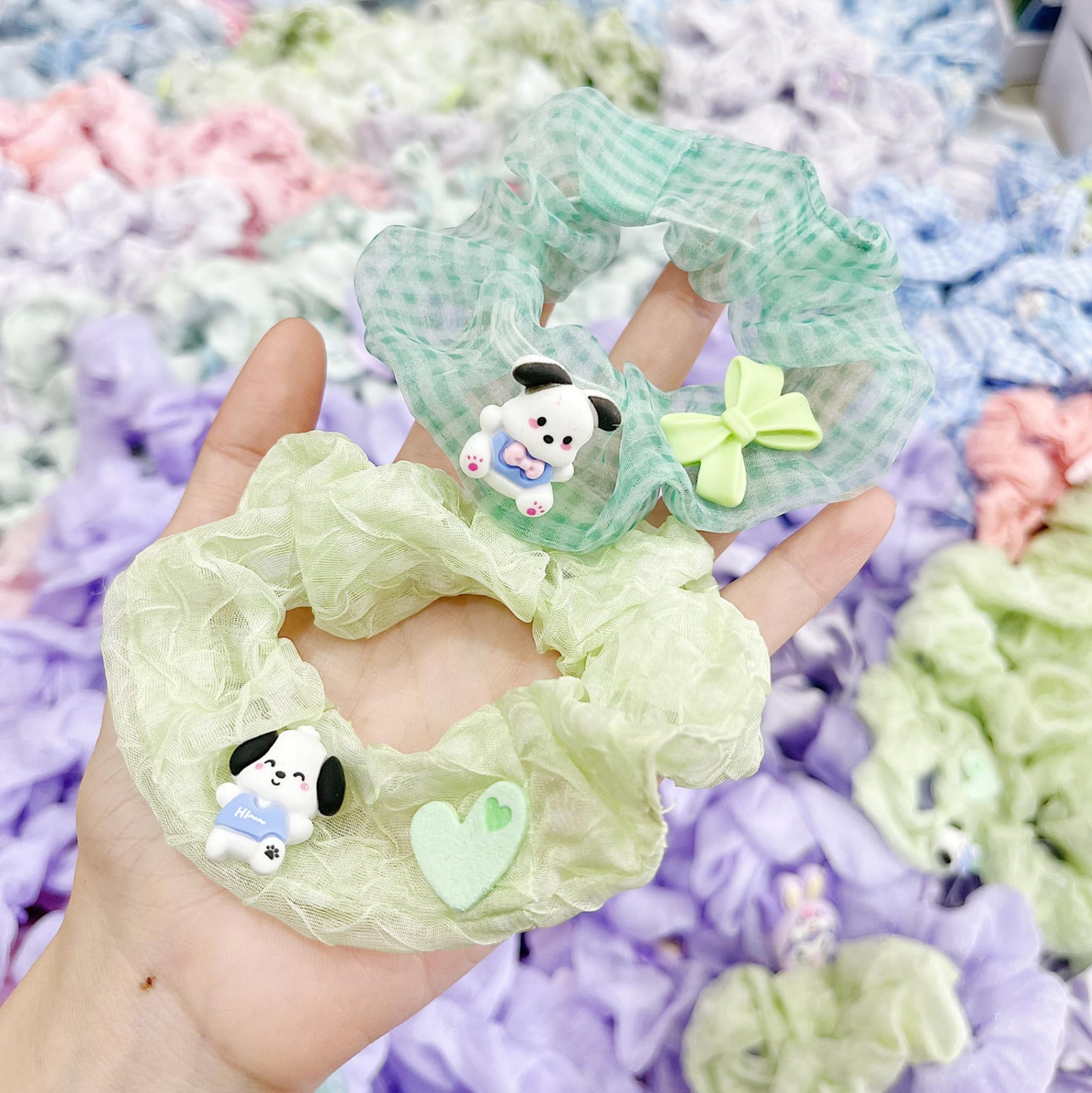 Scrunchies đẹp gắn charm