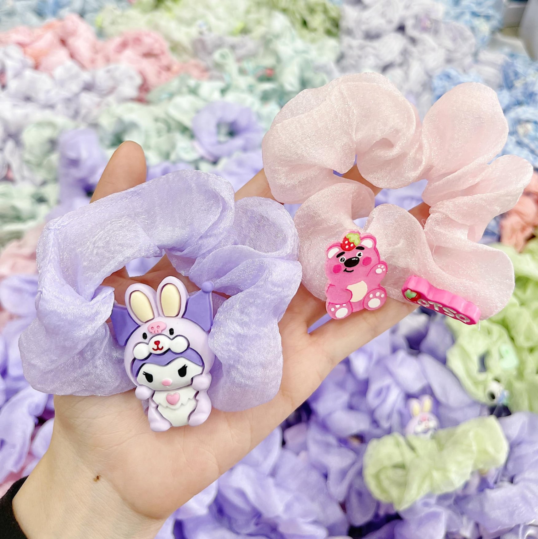 Scrunchies đẹp gắn charm