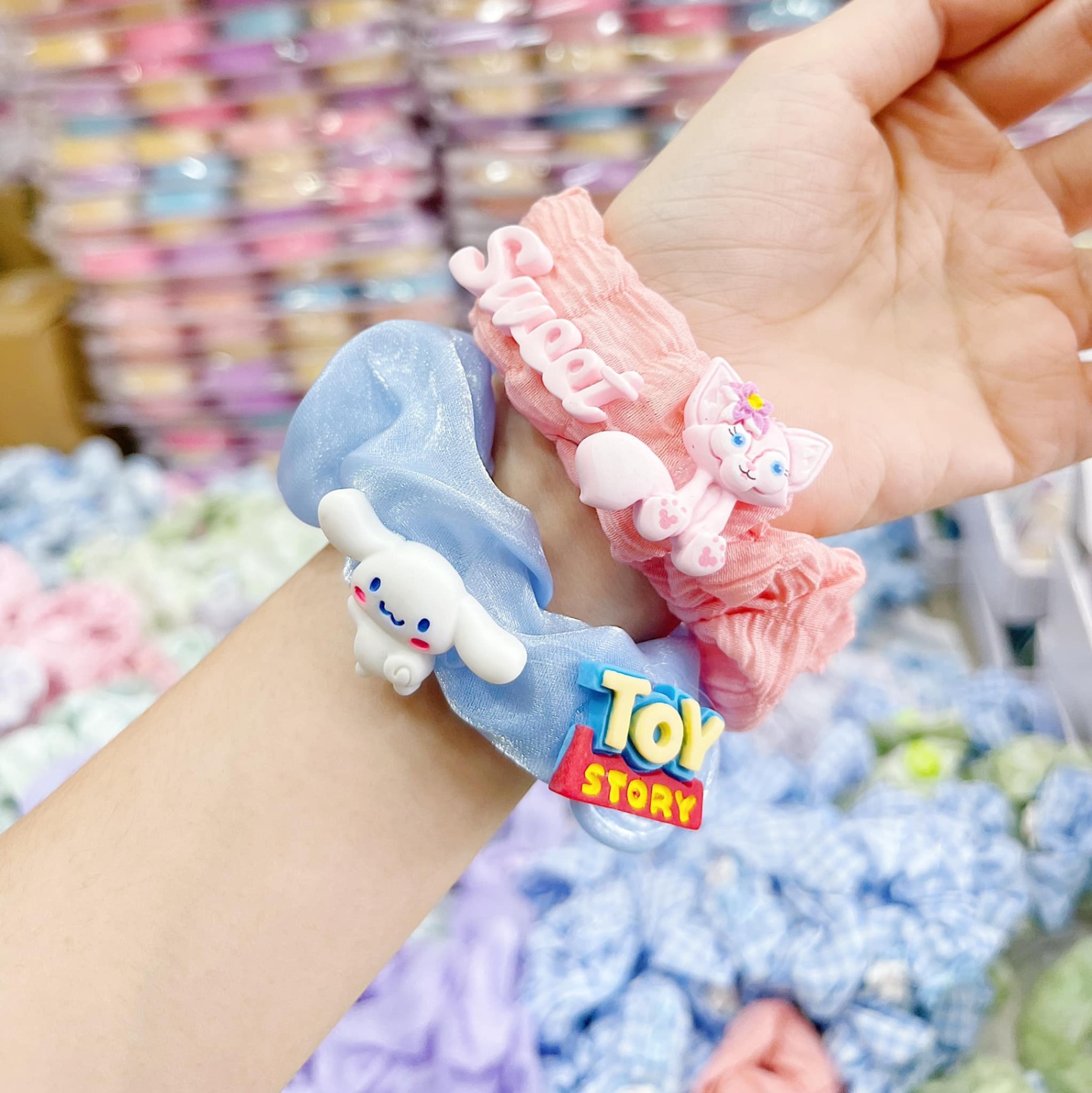 Scrunchies đẹp gắn charm