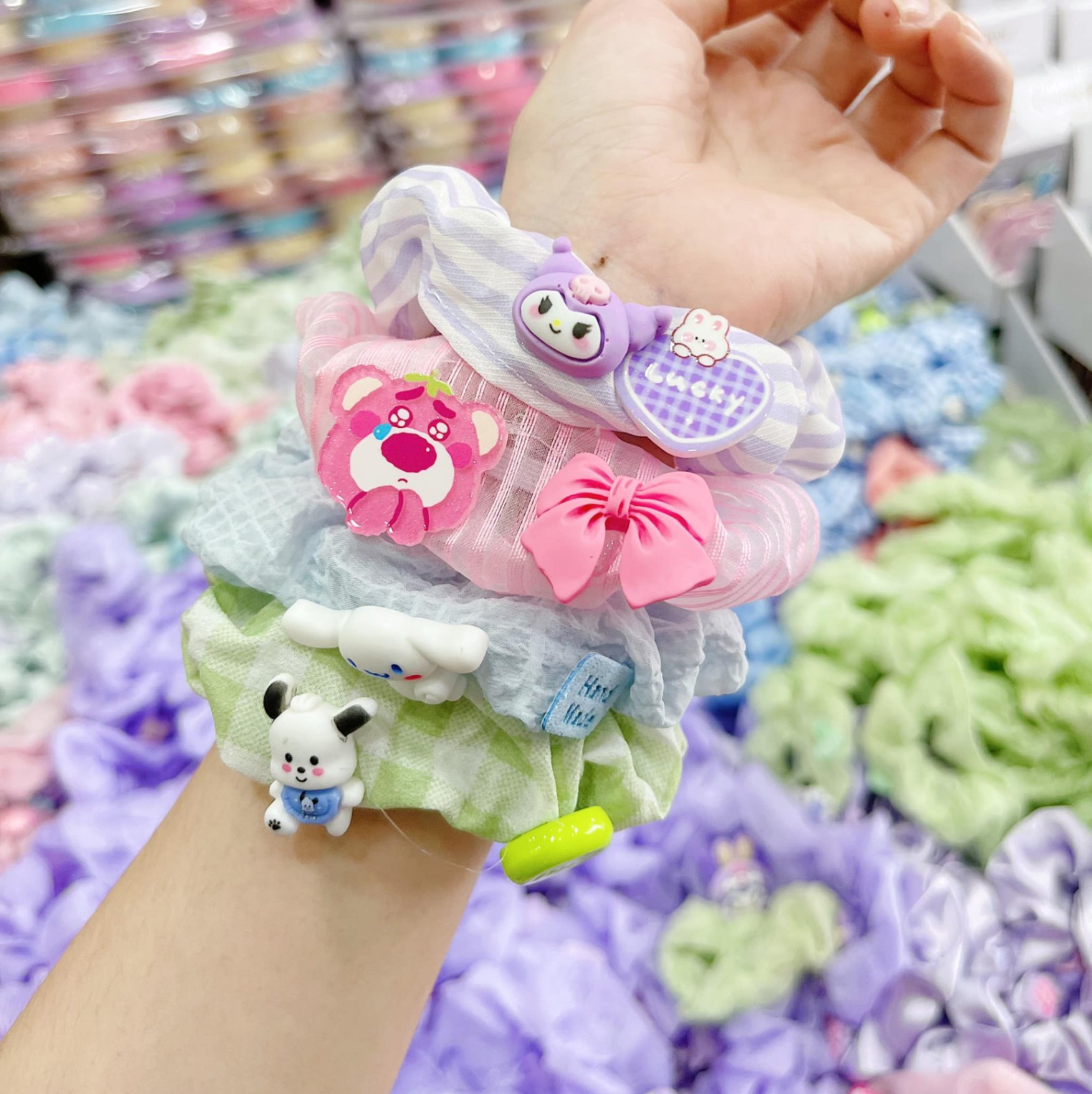 Scrunchies đẹp gắn charm