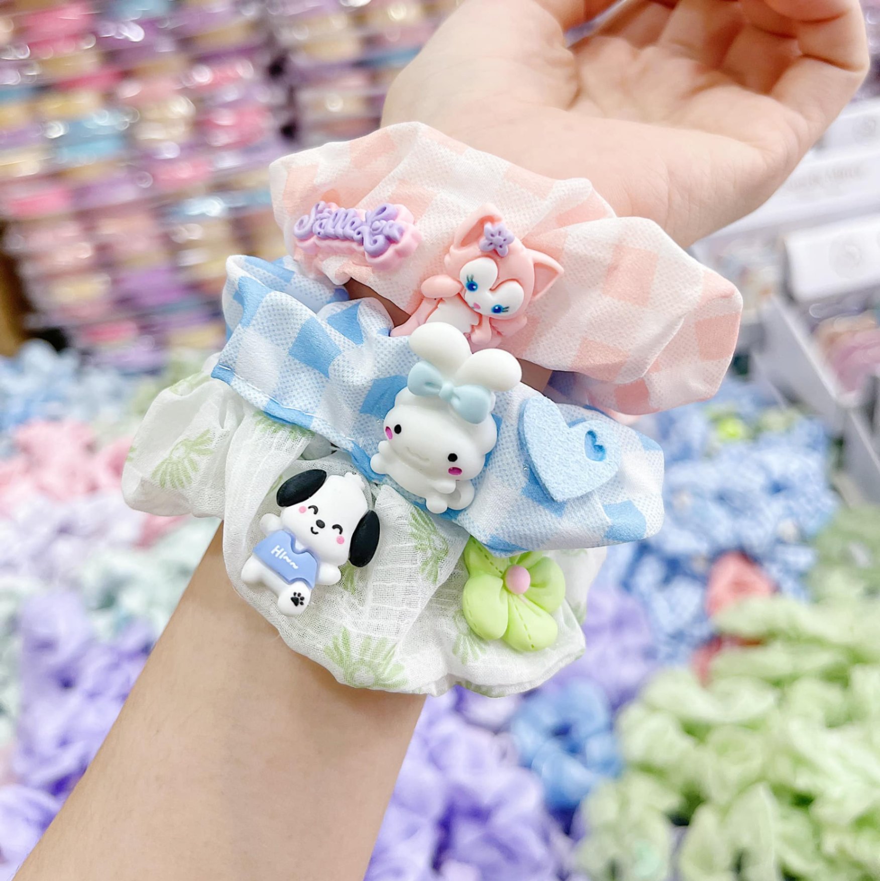 Scrunchies đẹp gắn charm