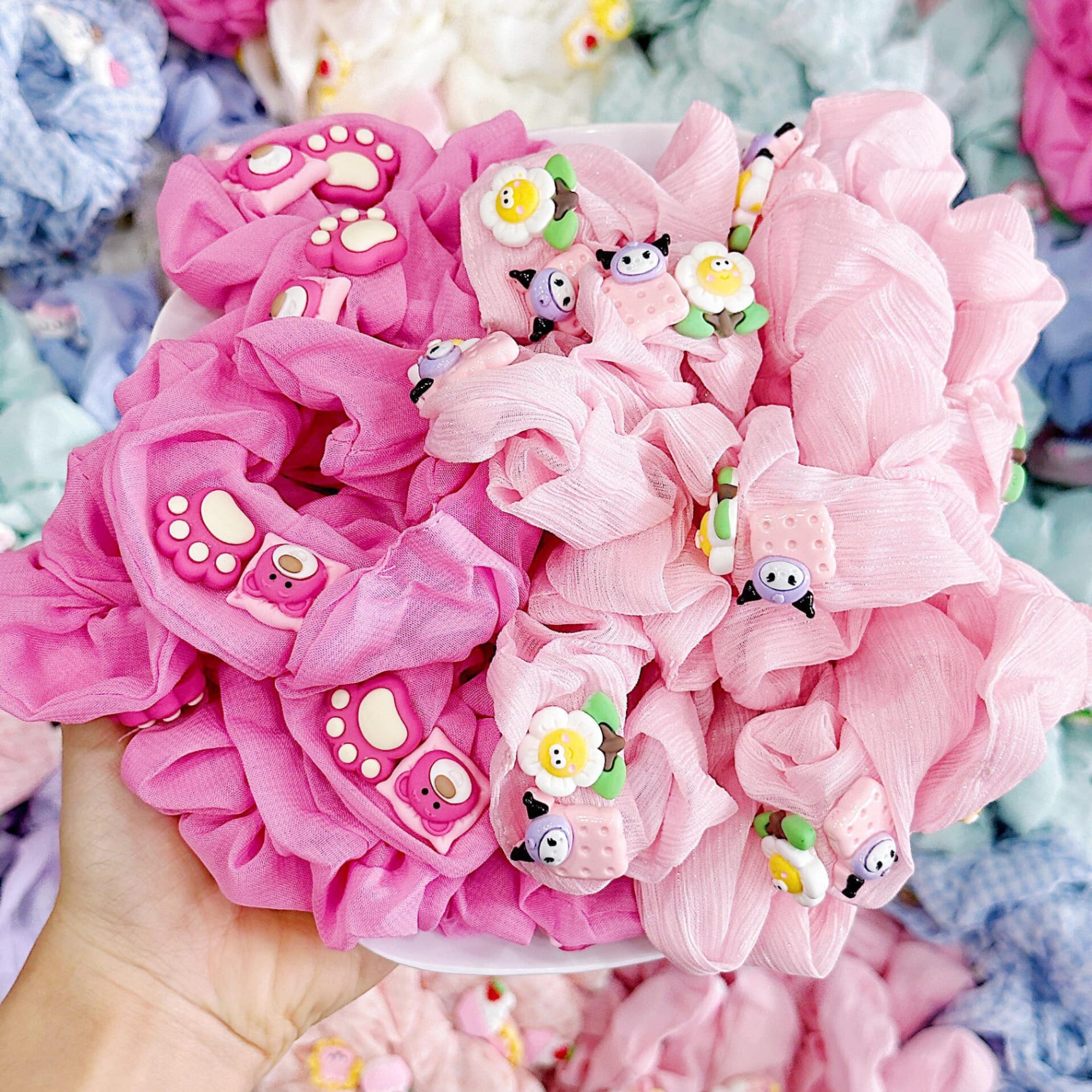 Scrunchies đẹp gắn charm