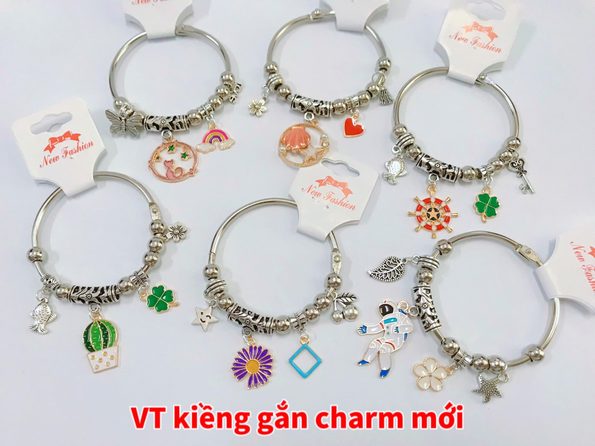 Vòng tay kiềng gắn charm mới