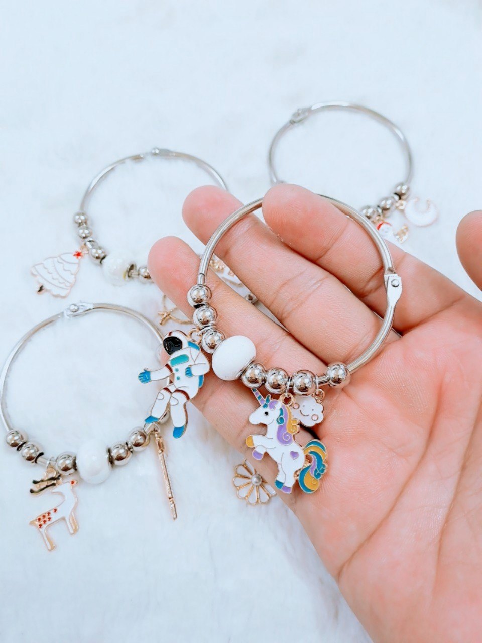 Vòng tay kiềng gắn charm pandora