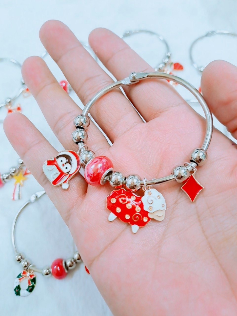 Vòng tay kiềng gắn charm pandora