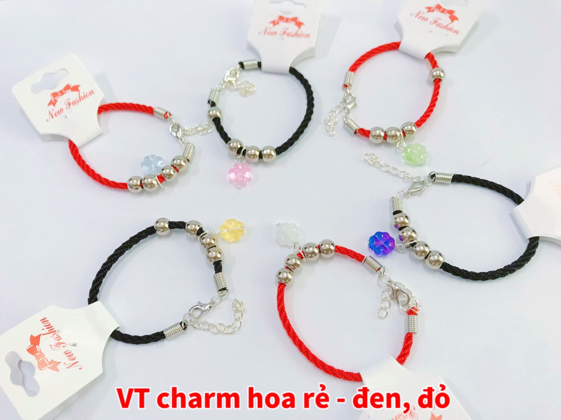 Vòng tay charm hoa rẻ - đen, đỏ