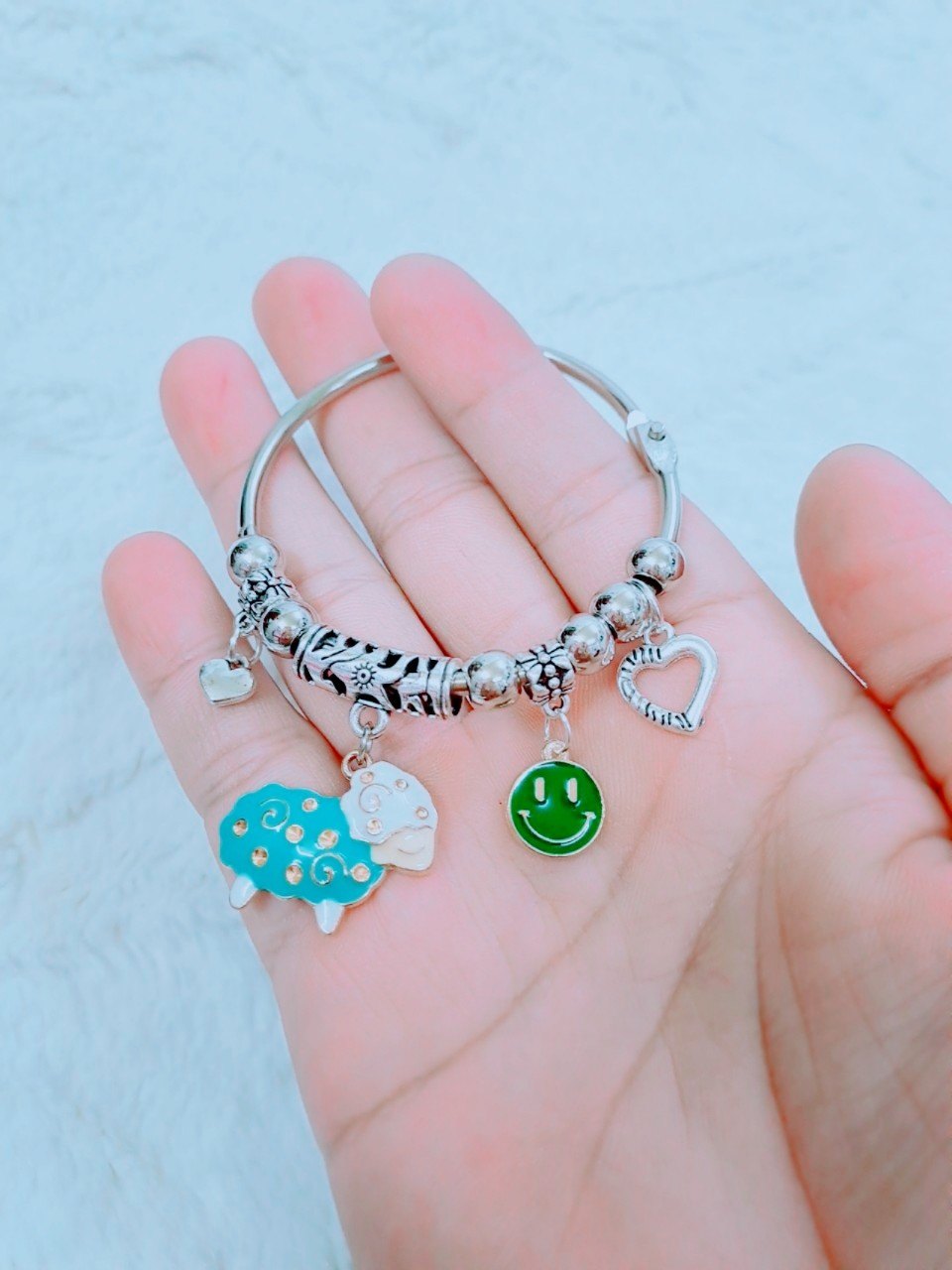 Vòng tay kiềng gắn charm mới