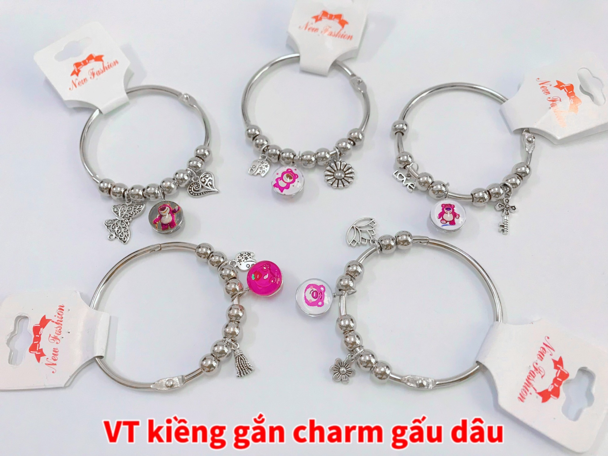 Vòng tay kiềng gắn charm gấu dâu