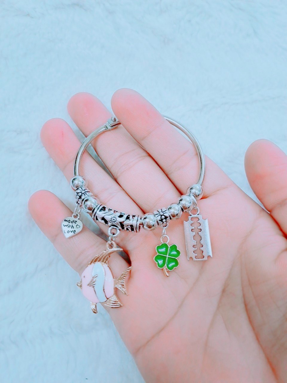 Vòng tay kiềng gắn charm mới