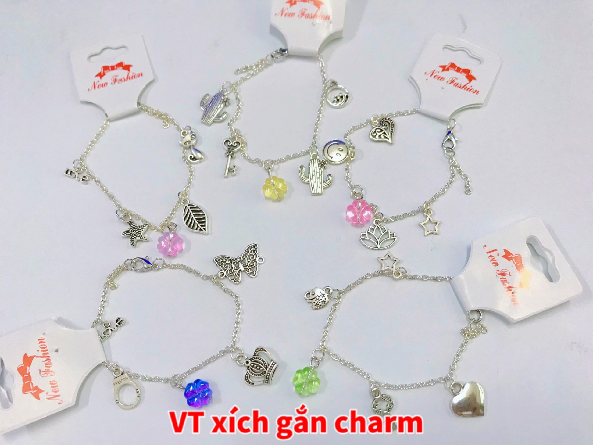 Vòng tay xích gắn charm